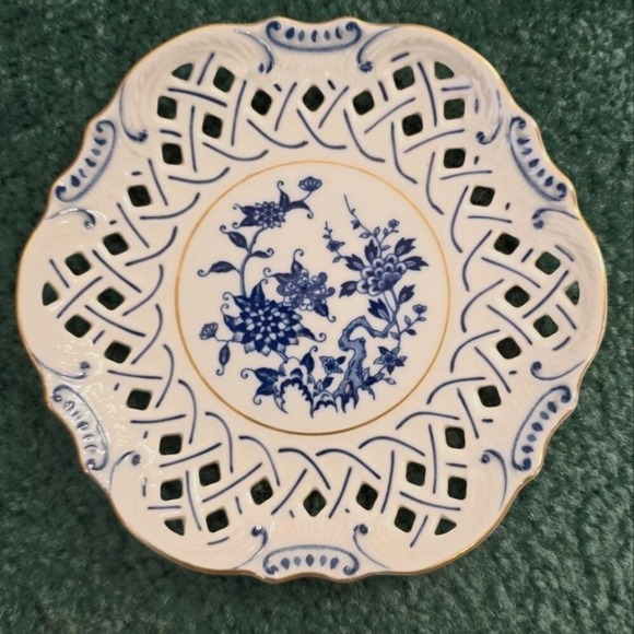 VINTAGE Blue Danube/Meissen? Cut Lace Plate 6 in Gold Rimmed Floral Wall Mount - Picture 1 of 6
